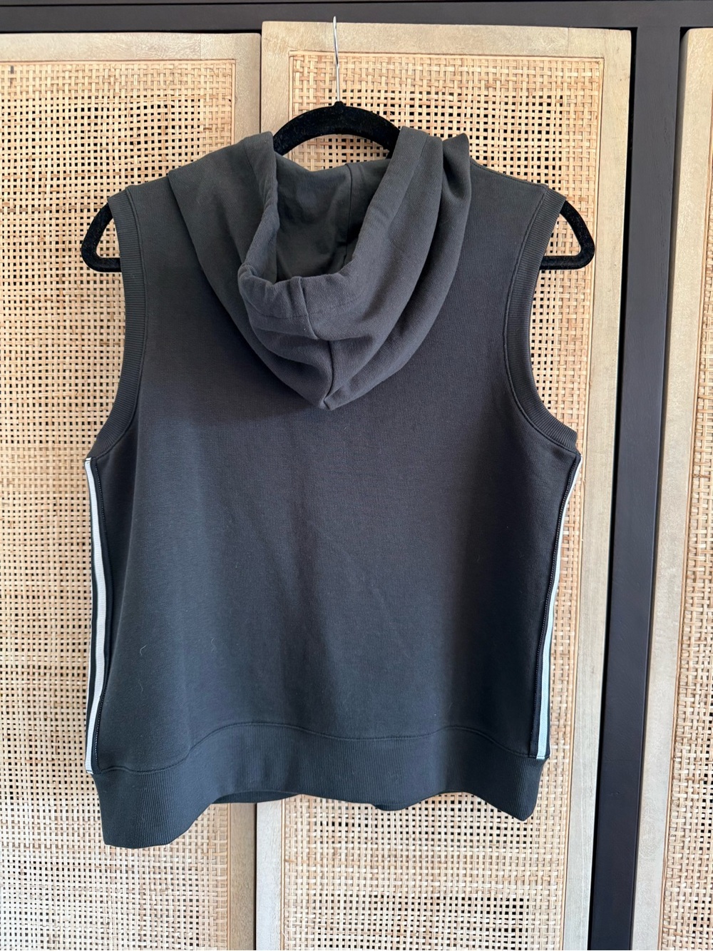 Evereve Kennedy Black Sleeveless Hoodie Pullover - Picture 2 of 7